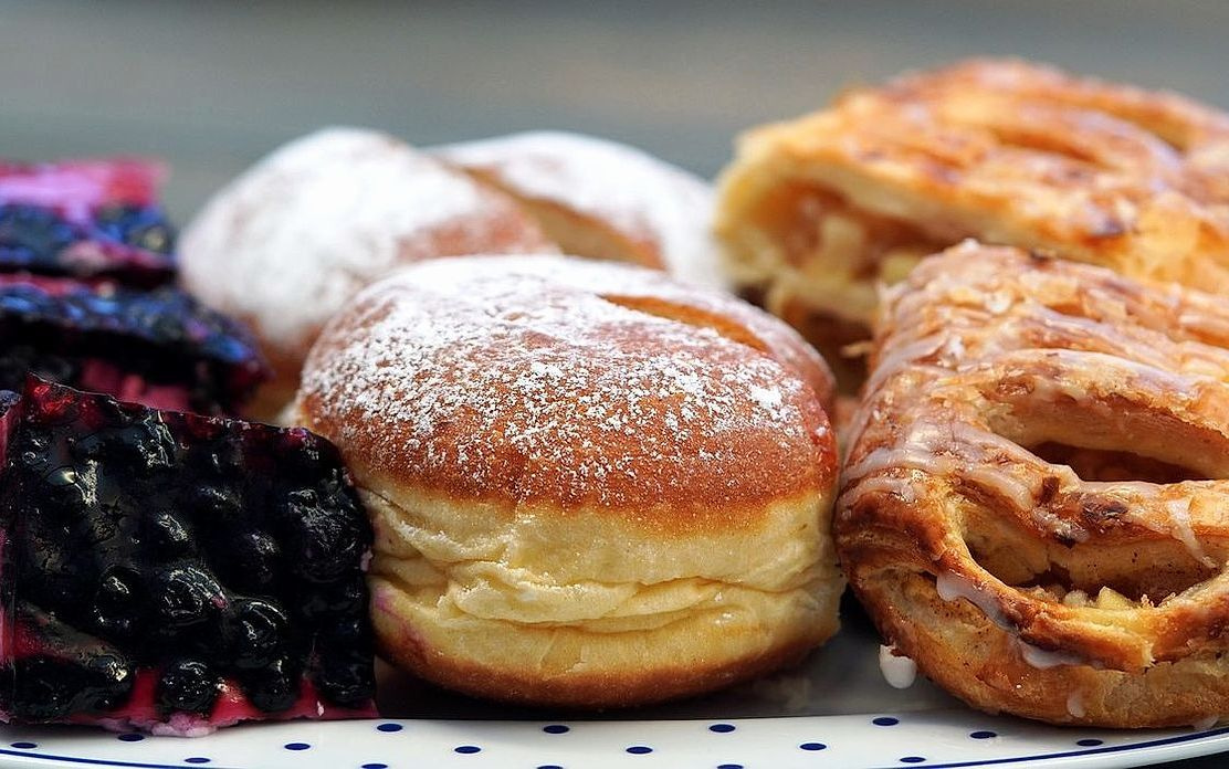 La fachada de la pastelería en una esquina soleada